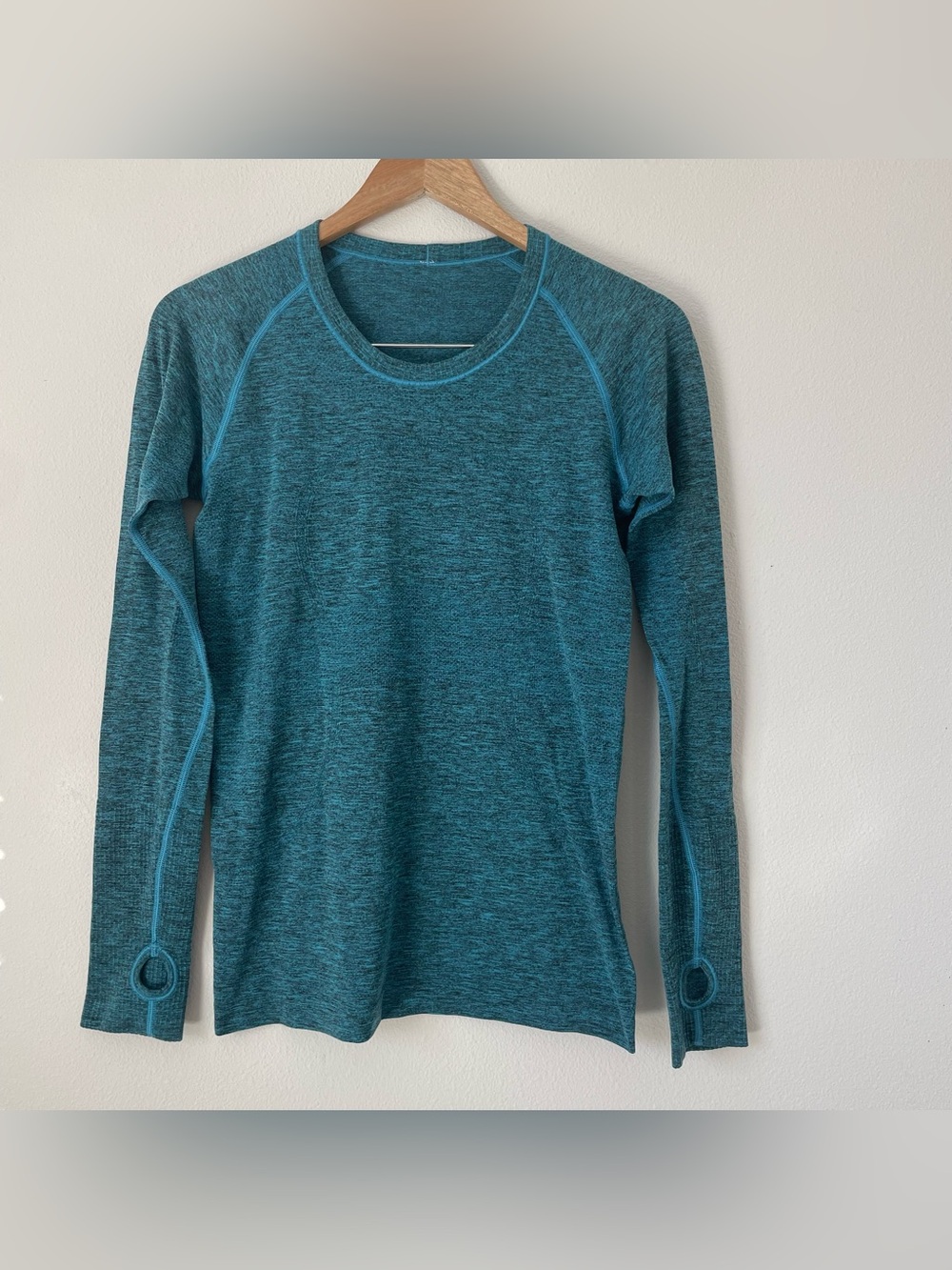 Lululemon Shirt women size 8 Swiftly Tech Long Sleeve Crew Seamless Blue